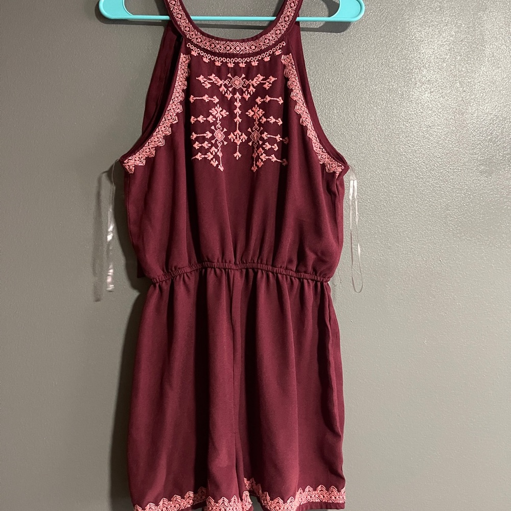francesca’s maroon and pink romper size medium